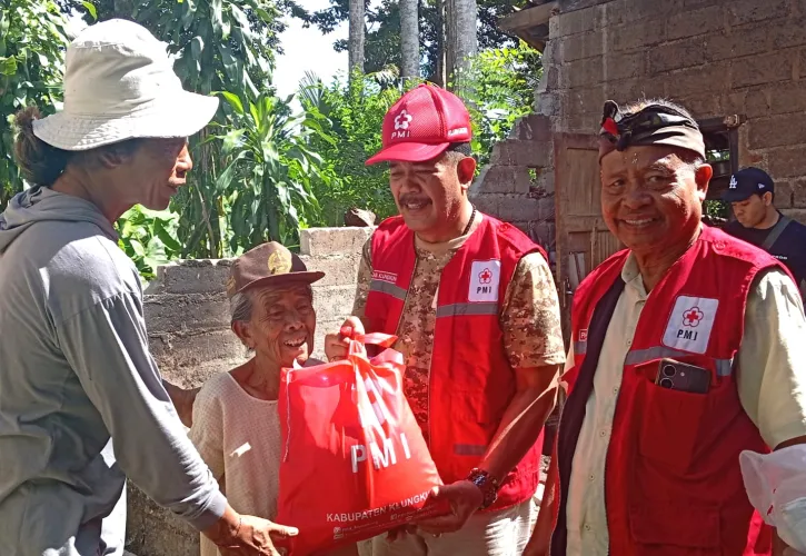 PMI Gerak Cepat Bantu Korban Gempa di Klungkung: Dapur Rumah Jro Sandat 80 Tahun Roboh