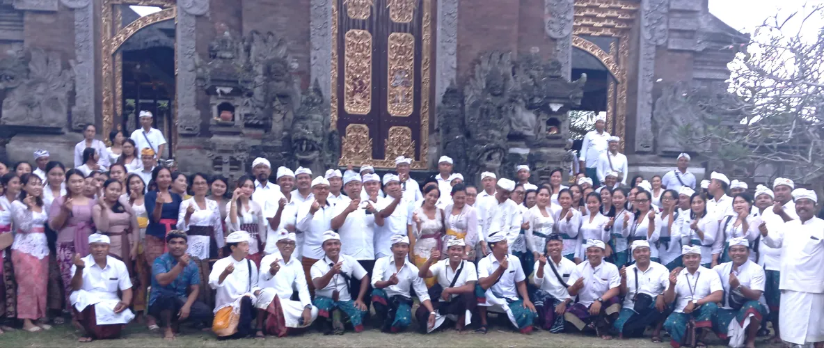 Jelang HUT BPR-BPRS DPD Perbarindo Bali dan Timur gelar Persembahyangan Bersama di Pura Penataran Agung Semarapura 