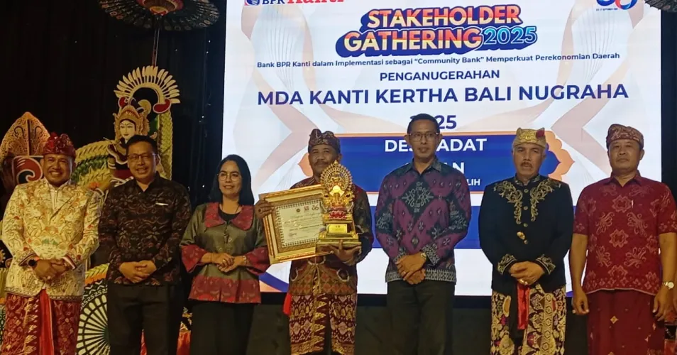Bendesa Adat Kerobokan Raih Penghargaan MDA Kanti Kertha Bali Nugraha dari BPR Kanti 2025