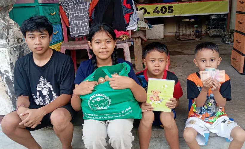 Berbagi Kasih: Menyapa Senyum Empat  orang Anak Yatim di Banjar Pokas Blahbatuh Redaksi Newsyess bersama Pembaca 