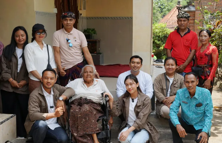 Salurkan 5 Kursi Roda untuk Lansia: HIPMI Gianyar dan HIPMI Ladies  InI Wujud Nyata Kepedulian Sosial Pengusaha Muda
