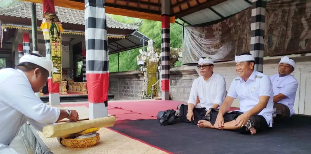 Ketua DPRD Gianyar Hadiri Uleman Mekarya Ulam Banten di Pura Dalem Kangin, Tegallalang