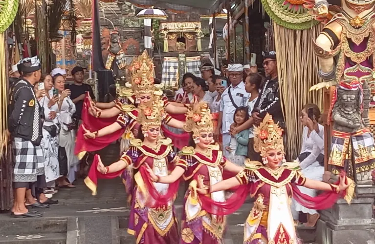 Hadirkan Tarian Maskot “Sekar Buana” pada Kerobokan Festival 2025 merupakan Simbol Keindahan, Persatuan, dan Kearifan Desa Adat Kerobokan